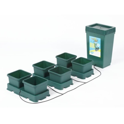 Conjunto sete vasos quadrados verdes com depósito e cabos para irrigação