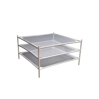 Organizador de escritório de três bandejas em metal branco com malha metálica