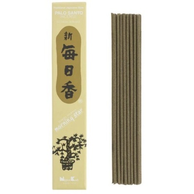 Caixa amarela de incenso Palo Santo com caracteres japoneses e varetas de incenso castanhas