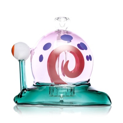 Objeto de vidro em forma de caracol colorido e translúcido