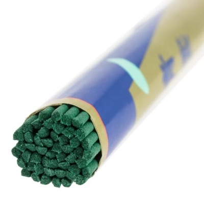 Pacote azul e bege com varetas verdes, possivelmente incenso, em fundo branco