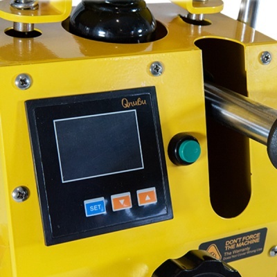 Máquina industrial amarela com painel digital e botões coloridos