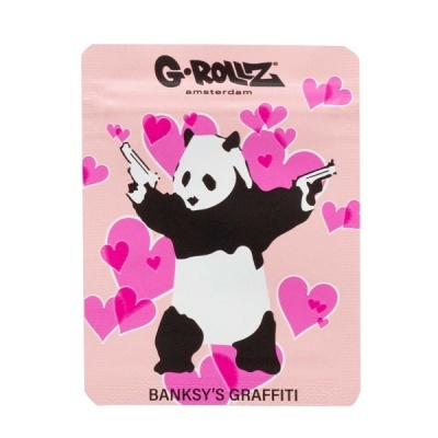 Embalagem rosa com panda a apontar pistolas e corações rosa, texto BANKSYS GRAFFITI