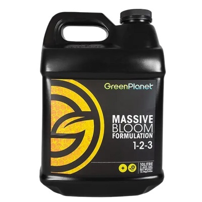 Recipiente preto de plástico com etiqueta GreenPlanet Massive Bloom