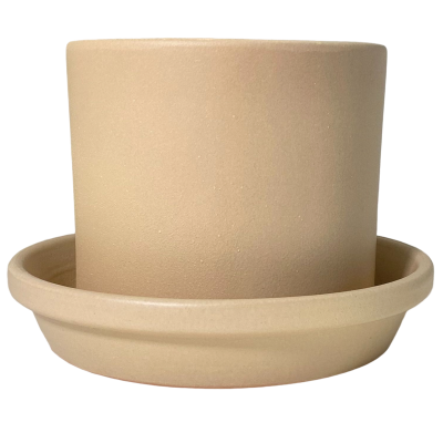 Vaso cilíndrico bege com prato, cerâmica com textura lisa.