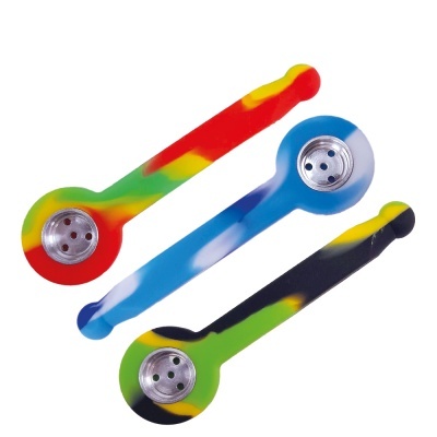 Três cachimbos coloridos de silicone com pratos de metal em fundo branco