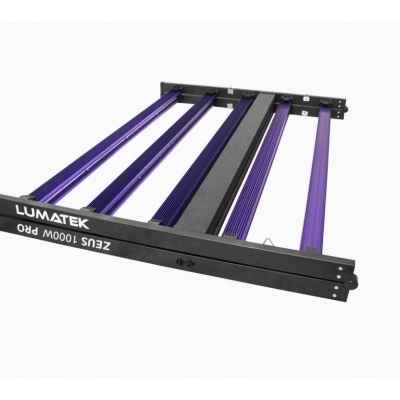 Estrutura metálica retangular preta e roxa com texto LUMATEK ZEUS 1000W PRO