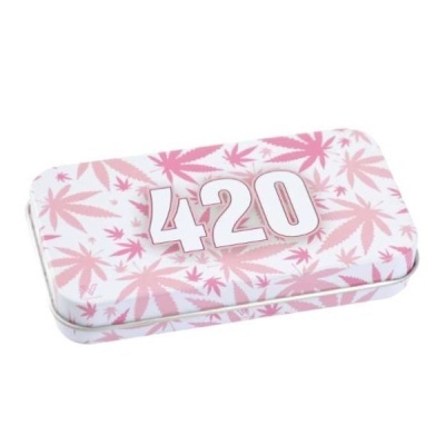 Estojo metálico branco com folhas cor-de-rosa e número 420 na tampa.