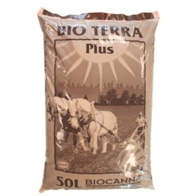 Saco plástico de terra para plantas BIO TERRA Plus 50 litros com imagem de cavalos e arado