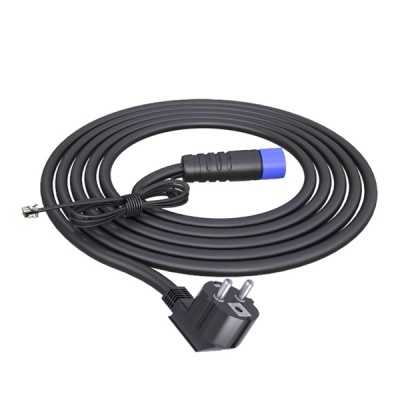Extensão elétrica preta com ficha e conector azul sobre fundo branco