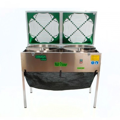 Máquina tritura metálica com tampas verdes e padrão branco e saco coletor preto