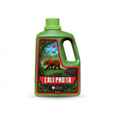 Frasco verde de plástico para produto com etiqueta mostrando urso e texto CALI PRO 64