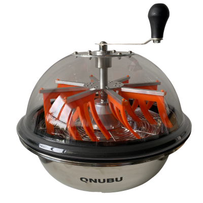 Máquina de colher azeitonas QNUBU com base metálica, tampa transparente e manivela preta
