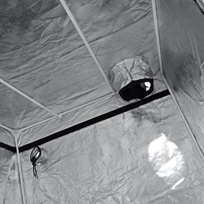 Interior de tenda de cultivo com paredes e teto refletores prateados e suporte com acessório pendurado