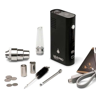 Dispositivo de vaporizador preto VS.0 PRO com acessórios em fundo branco