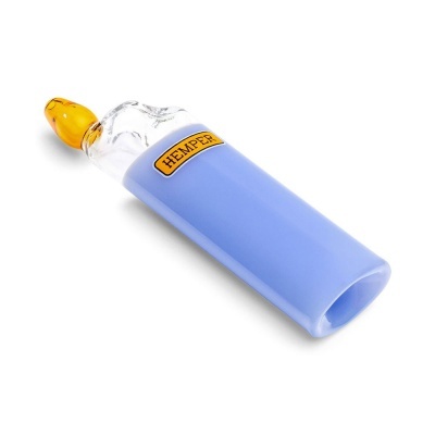 Isqueiro azul claro com bocal amarelo e etiqueta HEMPER