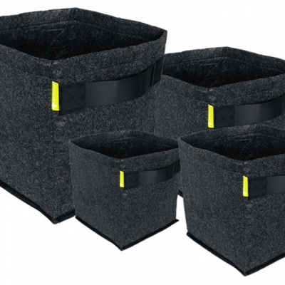 Conjunto de cestos quadrados cinza escuro com alças pretas e etiquetas amarelas