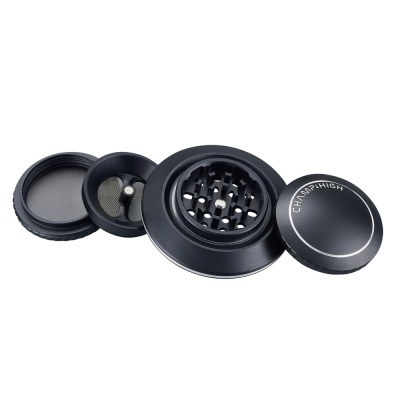 Triturador de metal preto com quatro partes desencaixadas