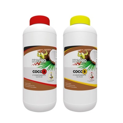 Duas garrafas brancas com tampas vermelha e amarela e etiquetas HY-PRO COCO A e B