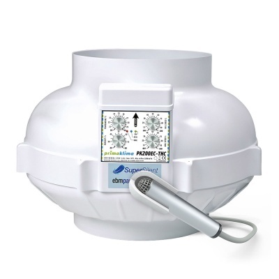 Ventoinha industrial branca com controlador e texto primaklima PK200EC-THC.