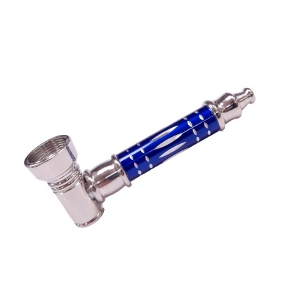 Piteira de cachimbo metálica azul e prata com padrões geométricos