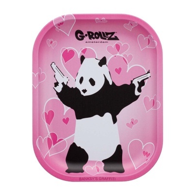Tabuleiro cor-de-rosa com panda segurando pistolas e corações