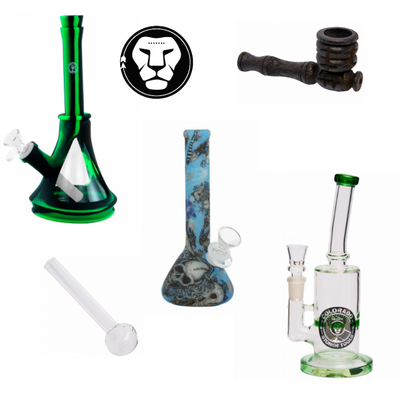 Imagem com três bongs coloridos e um cachimbo de madeira