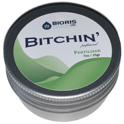 Frasco plástico com tapa preta e etiqueta branca e verde de fertilizante BITCHIN.
