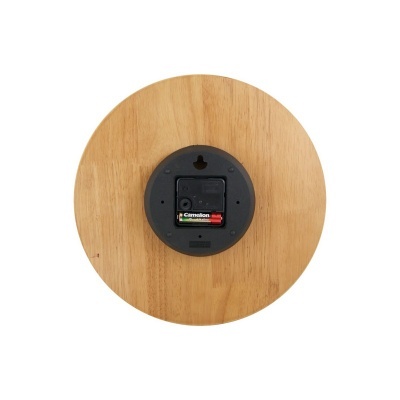 Relógio de parede redondo em madeira clara visto por trás com compartimento de pilha