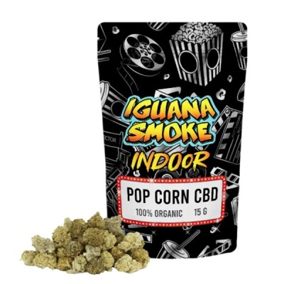 Embalagem preta de produto com texto Iguana Smoke Indoor e Pop Corn CBD, com flores secas amarelo-esverdeadas