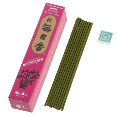 Caixa rosa de incenso com varetas verdes e suporte cerâmico azul claro