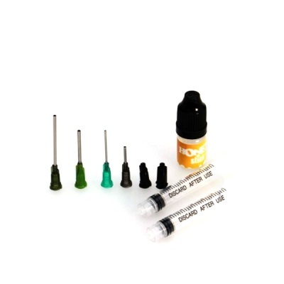Conjunto de agulhas, seringas e frasco laranja pequeno em fundo branco