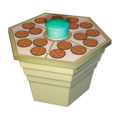 Vaso hexagonal bege com furos e recipiente verde central para plantas