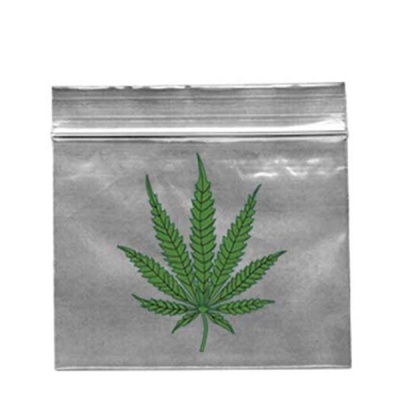 Saco plástico transparente com imagem de folha verde de cannabis