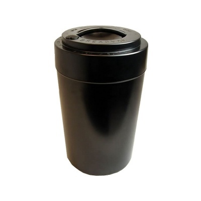 Recipiente cilíndrico preto com tampa preta e texto gravado