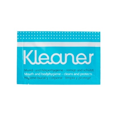 Pacote azul claro de produto Kleener para higiene bucal e corporal com texto em várias línguas