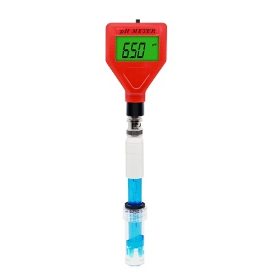 Medidor digital de pH com visor verde, estrutura vermelha e sonda azul