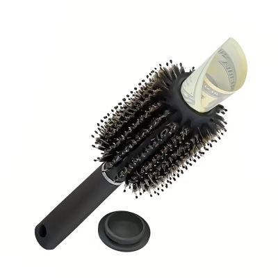 Escova de cabelo redonda preta com nota de dinheiro no centro