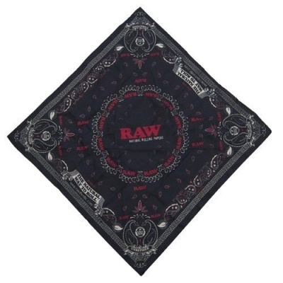 Bandana quadrada preta com padrão cinza e vermelho e texto RAW ao centro