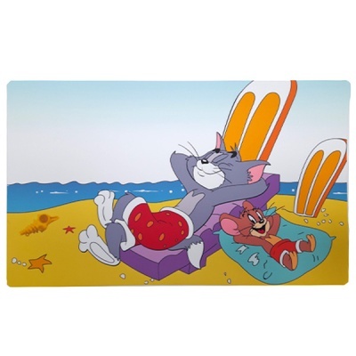 Ilustração de Tom e Jerry a relaxar na praia com guarda-sóis laranja e branco