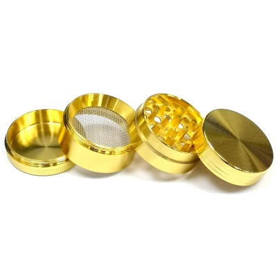 Triturador metal dourado de quatro partes com lâminas e peneira