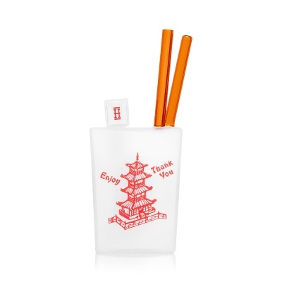 Conjunto de pauzinhos laranja e copo branco com desenho vermelho de pagode e texto Enjoy Thank You.