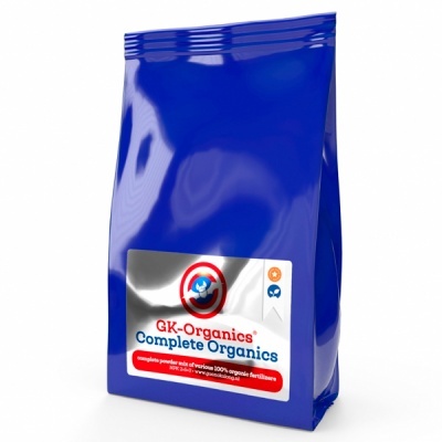 Saco azul de fertilizante orgânico com etiqueta branca e texto colorido