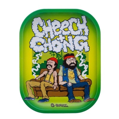 Tabuleiro verde e amarelo com ilustração de Cheech e Chong sentados num sofá e texto CHEECH CHONG