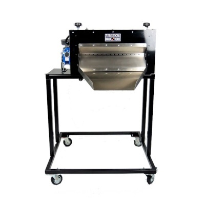 Máquina industrial metálica preta e aço inox com rodas e etiqueta MULTIBUCKER GRUPO VERDE.