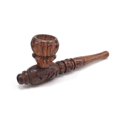 Cachimbo artesanal em madeira escura com gravações decorativas