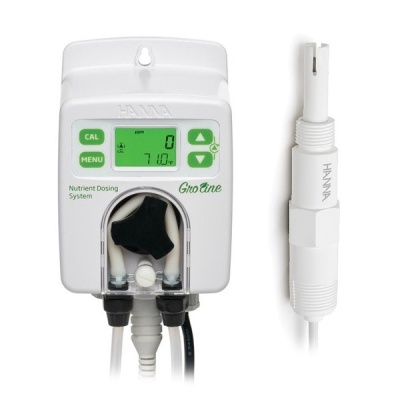Sistema de dosagem de nutrientes branco com visor digital e sensor cylindrical branco da marca Hanna