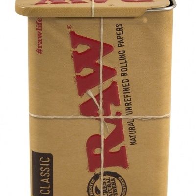 Embalagem de papel RAW Classic para enrolar tabaco, castanho com texto vermelho e preto e amarrada com fio branco.