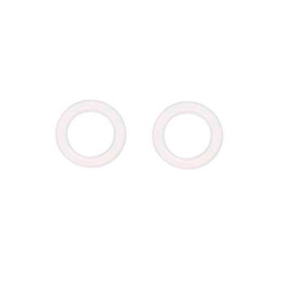 Dois anéis brancos com textura lisa sobre fundo branco