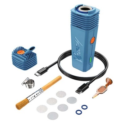 Acessórios para vaporizador azul com cabo USB-C e utensílios auxiliares
